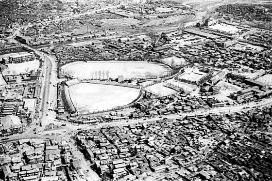 The area around Dongdaemun Stadium in 1954, which is now Dongdaemun Design Plaza. [LIM IN-SIK]