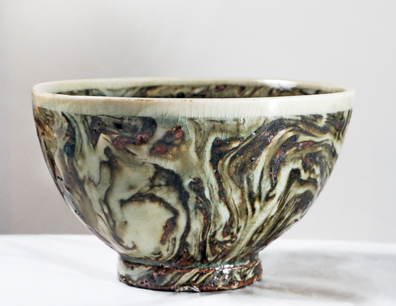 Shin’s reproduction of celadon porcelain, or cheongja, with yeollimun, or marbled patterns. [BY PARK SANG-MOON] 