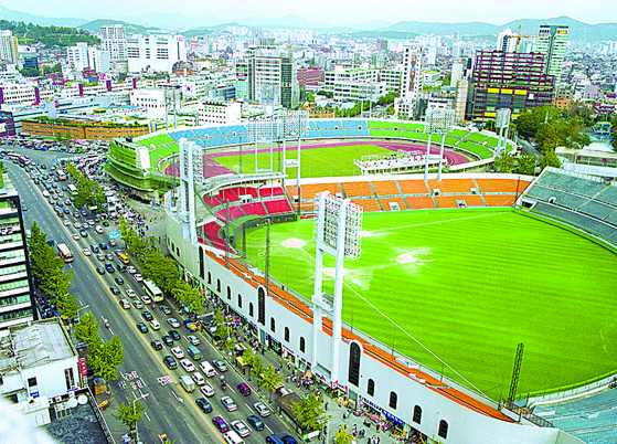 Dongdaemun Stadium in 1997 by Lim Chung-eui. [LIM CHUNG-EUI]
