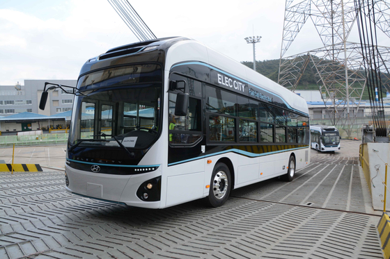 Hyundai Motor's fuel-cell electric bus is prepared for shipment at a port in Ulsan. The country's largest automaker said Monday that it exported a total of four fuel-cell electric vehicles (FCEVs) — two Nexo FCEVs and two Elec City fuel-cell electric buses to Saudi Arabia. [YONHAP] 