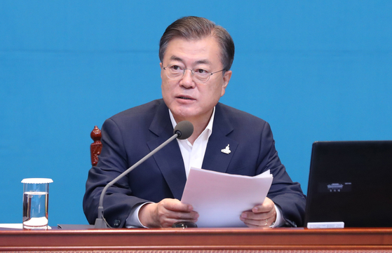 President Moon Jae-in hosts a meeting with senior presidential secretaries on Monday at the Blue House.  [YONHAP] 