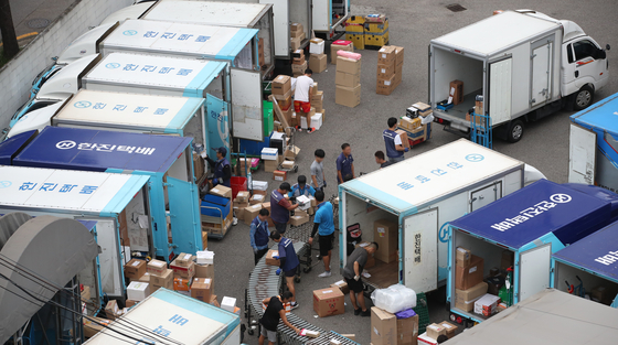 Parcels are loaded on trucks at a logistics center in Seoul on Sept. 13. [NEWS1]