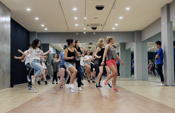 Many global talents are getting a dance lesson at Global K Center in Paju, Gyeonggi. [GLOBAL K CENTER]
