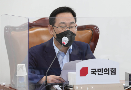 Rep. Joo Ho-young, floor leader of the People Power Party (PPP), speaks at the videoconference meeting of the party's lawmakers on Tuesday. [YONHAP] 