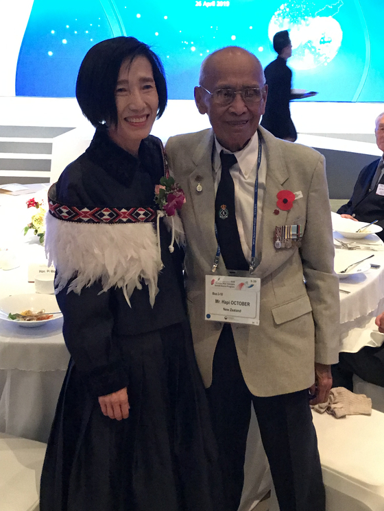 Hapi October, New Zealand veteran of the Korean War, right, with then-Minister of Patriots and Veterans Affairs Pi Woo-jin in Seoul in 2019. [EMBASSY OF NEW ZEALAND IN KOREA]