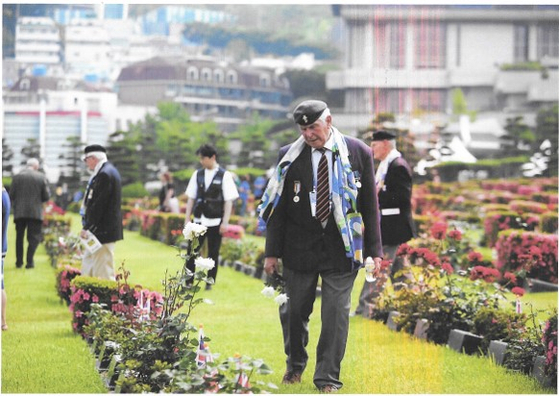 Victor Swift visits the United Nations Cemetery in Busan during his return to Korea in April 2018. [VICTOR SWIFT]