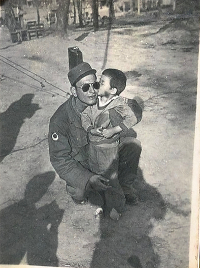 Photo of Kim Eun-ja with Suleyman Dilbirligi, the Turkish soldier who took her into his care after finding her alone among the remains of a North Korean village that he said had been pillaged. The photo was taken by a Turkish soldier at the time, and remained in Dilbirligi's possession until their reunion in 2010. The photo was provided to the paper by Kim. [KIM EUN-JA]