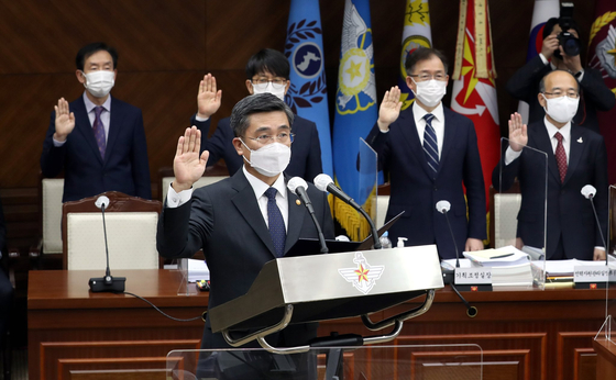Minister of National Defense Suh Wook takes an oath before a parliamentary audit hearing Wednesday at the ministry headquarters in central Seoul. [NEWS1]
