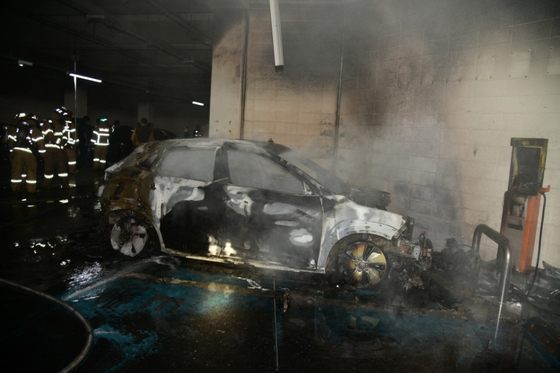 A Hyundai Motor Kona electric vehicle is burnt out in a parking lot at an apartment complex in Daegu on Oct. 8. [YONHAP]