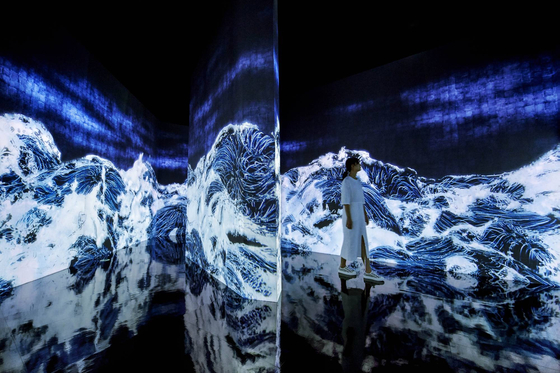 The digital art collective teamLab's ’Black Waves: Immersive Mass“ installed at the Dongdaemun Design Plaza (DDP). [TEAMLAB]