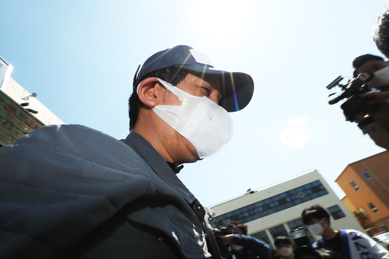 In this file photo, Kim Bong-hyun, former chairman of Star Mobility and a key suspect in the financial fraud scandal surrounding Lime Asset Management, leaves a police building in Suwon, Gyeonggi, on April 26, 2020, to attend a warrant hearing.  YONHAP] 