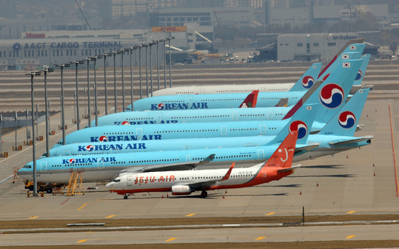 Carriers parked idle at Incheon International Airport in April. [YONHAP]