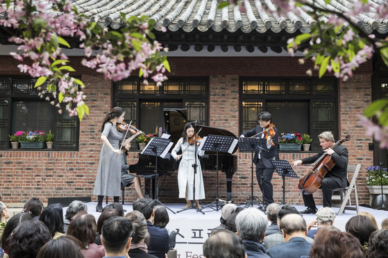 The annual SSF is held in various venues including late President Yun Bo-seon's hanok (traditional Korean-style house) residence in central Seoul. [HA JI-YOUNG]