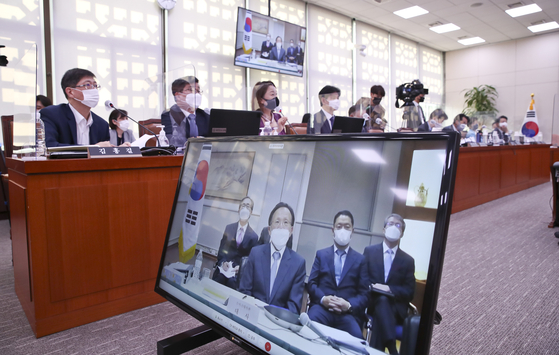 South Korean lawmakers at the National Assembly in western Seoul hold a parliamentary audit hearing with Seoul's ambassador to the United States, Lee Soo-hyuk, on Monday via a remote conference with the South Korean Embassy in Washington. [YONHAP]