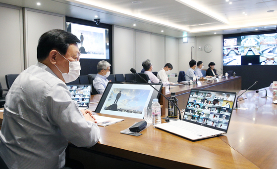 Lotte Chairman Shin Dong-bin at a meeting with his company officials in Jamsil, southern Seoul, in July. [YONHAP]