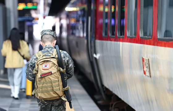 Finally on his way home, a soldier waits to board a train at Seoul Station in central Seoul on Monday afternoon after the government lowered social distancing guidelines to Level 1. The Ministry of National Defense also lifted restrictions on soldiers taking leave that were put into place as a coronavirus precaution. [YONHAP]