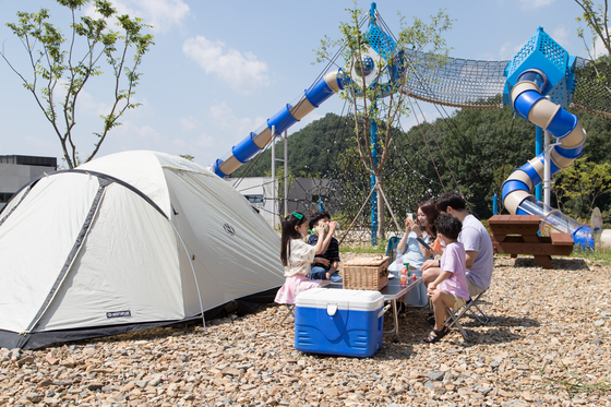 A camping site is open at the entrance of the Binggye Valley. [CHOI SEUNG-PYO]