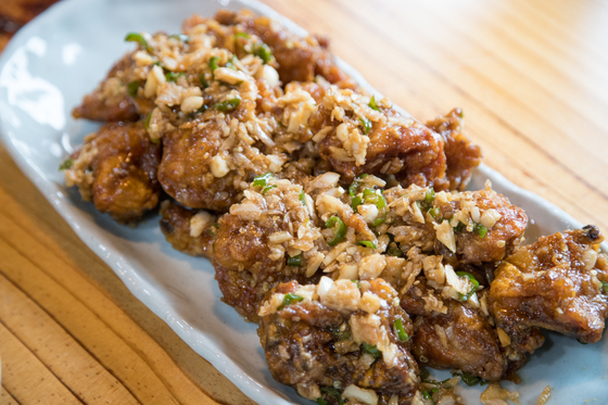 One of Uiseong’s special treats is fried chicken served with garlic produced from the region. [CHOI SEUNG-PYO]