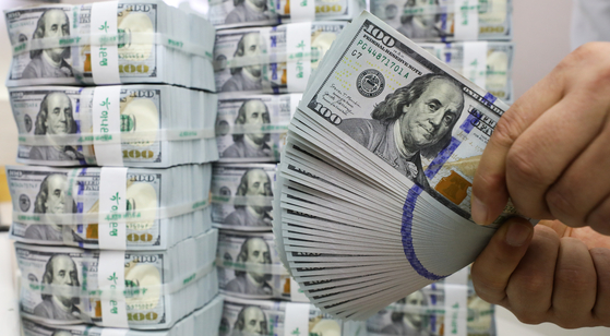 U.S. dollars are displayed at a Hana Bank branch in Myeong-dong, central Seoul, on Oct. 7. Foreign direct investment in the third quarter hit a new record thanks to investment from China. [NEWS1]