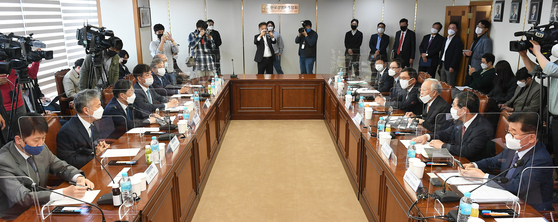 Participants including Rep. Yoo Dog-soo of the ruling Democratic Party (DP) and Sohn Kyung-shik, chairman of the Korea Enterprises Federation, gather to discuss a set of controversial proposals aimed at tightening scrutiny over conglomerates at the federation’s office in Mapo District in western Seoul. [YONHAP]