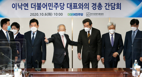 Ruling party leader Lee Nak-yon, third from right, poses with business leaders on Tuesday at the office of the Korea Employers Federation in Mapo District, western Seoul. [YONHAP]
