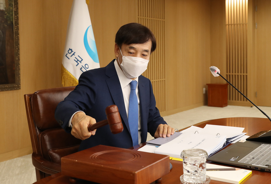 Bank of Korea Gov. Lee Ju-yeol hits the gavel during a monetary policy board meeting in central Seoul on Wednesday. [YONHAP]