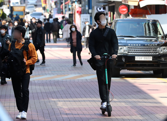 A man rides an electric scooter in Gangnam District, southern Seoul. [NEWS1]