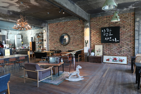 Kkotjari Dabang, a cafe where artist Lee Jung-seop and other intellectuals frequently visited, is now open and features a retro interior to allure youngsters looking for a mix of something new and old. [LEE SUN-MIN]