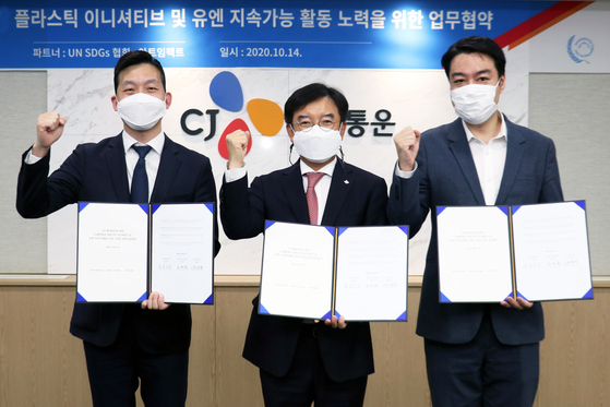 From left: Korea Association for Supporting the SDGs for the United Nations Representative Kim Jung-hoon, Kim Woo-jin, director at CJ Logistics and Song Yoon-il, CEO of Art Impact. [CJ LOGISTICS] 