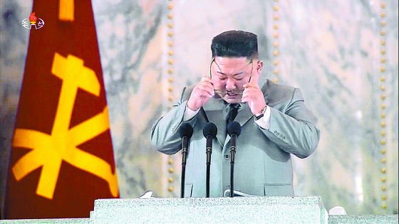  North Korean leader Kim Jong-un shed tears on the 75th anniversary of the founding of the Workers’ Party on Oct. 10. [AP/YONHAP]