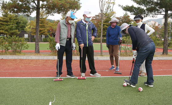 Older people play gateball in a park in Gwangju on Oct. 12. One out of every three people in Korea are expected to be 65 or older by 2040. [YONHAP]