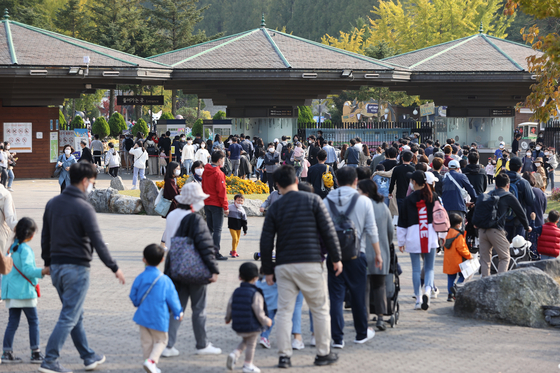 People flock to Seoul Grand Park in Gwancheon, Gyeonggi, Sunday to enjoy the autumn foliage the first weekend after social distancing guidelines were lowered to Level 1. [YONHAP]