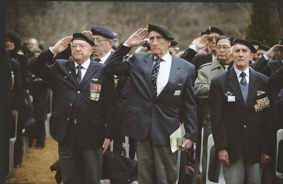 French veterans of the Korean War and officials of the French government visit the site of the Putchaetul battle in December 2008 and pay their respects to the fallen soldiers. [ECPAD/JEROME SALLES]