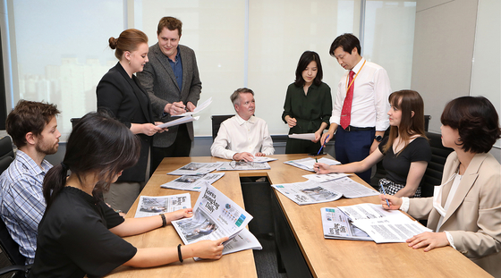 Korea JoongAng Daily’s editors hold a story meeting at the newspaper’s new headquarters in Sangam-dong, Mapo District, in western Seoul, including Chief Editor Anthony Spaeth, center, and Managing Editor Lee Moo-young, third from right. [PARK SANG-MOON]