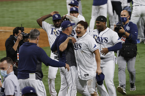 Choi Ji-man of the Tampa Bay Rays, front, celebrates with his teammates for their advancement onto the World Series after picking up a 4-2 victory against the Houston Astros at PetCo Park in San Diego, California on Saturday. [EPA/YONHAP] 