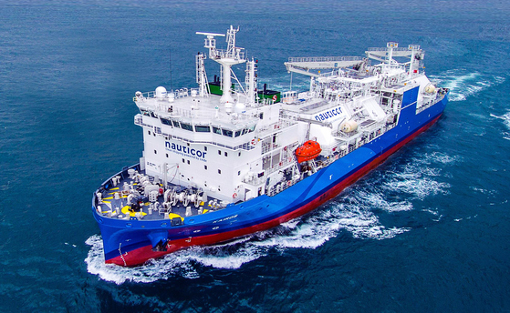The LNG Bunkering vessel built by Hyundai Mipo Dockyard was delivered to Germany in 2018. This vessel has a similar outlook as the planned liquefied hydrogen carrier. [YONHAP]