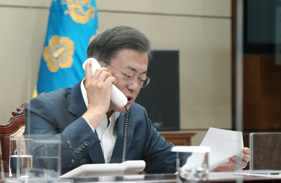 President Moon Jae-in has a phone talk with Indian Prime Minister Narendra Modi on Wednesday.  [YONHAP] 