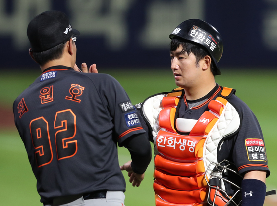 Hanwha Eagles catcher Choi Jae-hoon, right, high fives interim manager Choi Won-ho during a game against the NC Dinos at Changwon NC Park on June 20. [YONHAP]