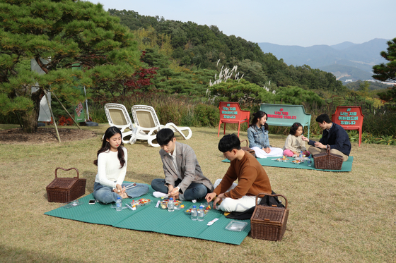 Visitors to Forest Camp enjoy outdoor picnics. [EVERLAND]