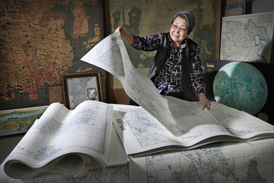 Director Kim Hye-jung organizes ancient maps and related documents at the Hyejung Culture Foundation office in Osan, Gyeonggi. [PARK SANG-MOON]