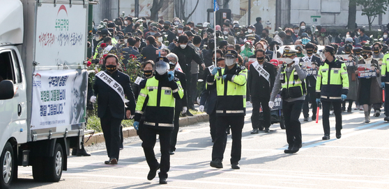 Conservative party members march through downtown Seoul on Monday to commemorate the late President Park Chung Hee, who was assassinated by his close aide on Oct. 26, 1979. [YONHAP]