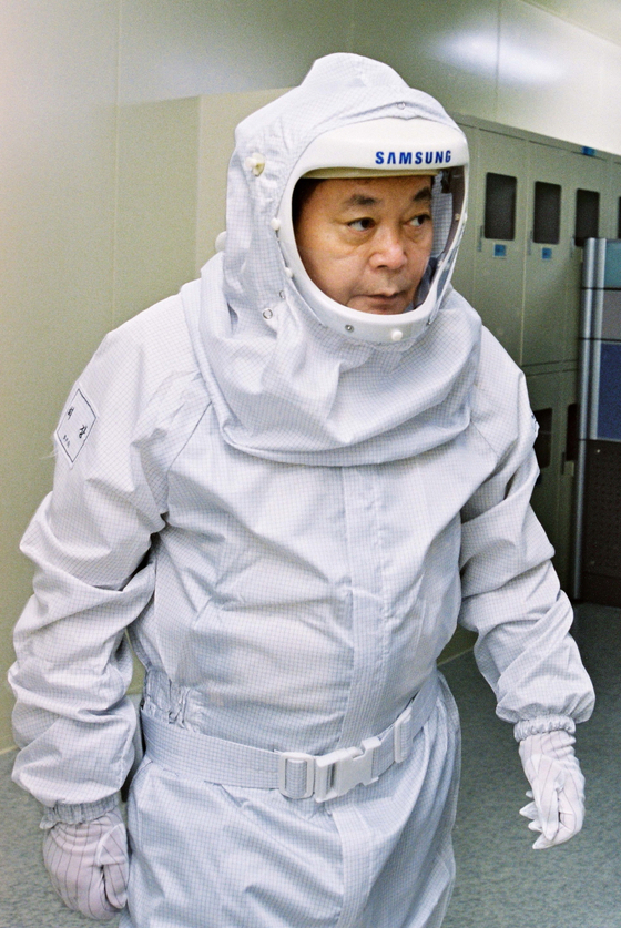 Samsung Group Chairman Lee Kun-hee dons a protective "bunny suit" during a visit to a semiconductor facility in 2004. [SAMSUNG]