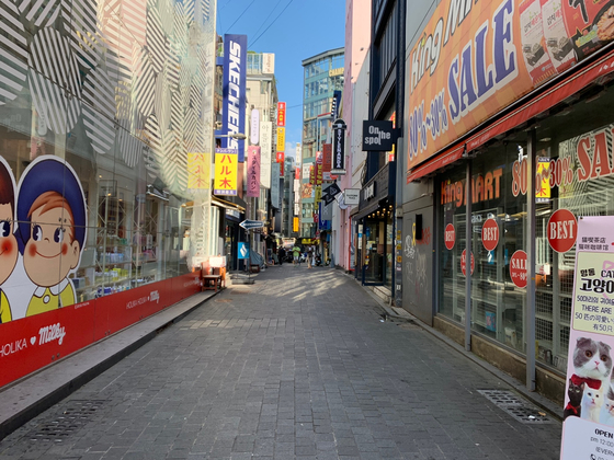 The once crowded streets of Myeong-dong, a famous tourist destination in Seoul, remains empty as the country was hit by the worst pandemic in a century. Small mom-and-pop stores are suffering the most. [CHEA SARAH] 