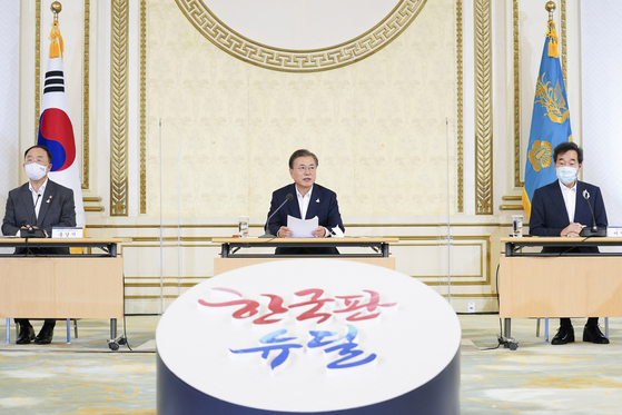 President Moon Jae-in, center, along with Finance Minister Hong Nam-ki and the ruling Democratic Party leader Lee Nak-yon getting briefed on the Korean New Deal at the Blue House ion Sept. 3. [NEWS1]