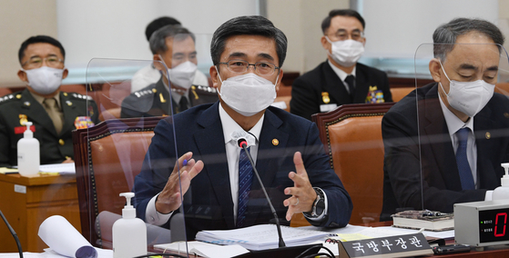 Minister of National Defense Suh Wook, center, answers questions during a parliamentary audit hearing at the National Assembly on Monday. [YONHAP]
