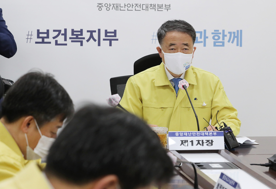 Health Minister Park Neung-hoo, right, leads a central disaster headquarters meeting in Sejong on Tuesday. Park received a flu shot following the meeting, in which he urged the public to trust expert views on the safety of influenza vaccines. [YONHAP]