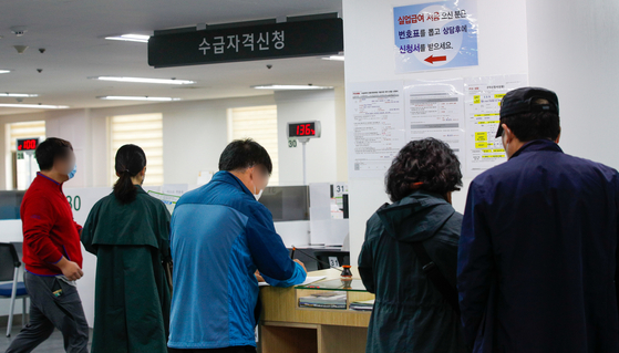 People applying for unemployment benefit at a government job and welfare center in Mapo District, Seoul, on Oct. 16. Due to Covid-19 the number of people employed as of September has shrunk 392,000, the biggest decline since the IMF crisis two decades ago. [NEWS1]
