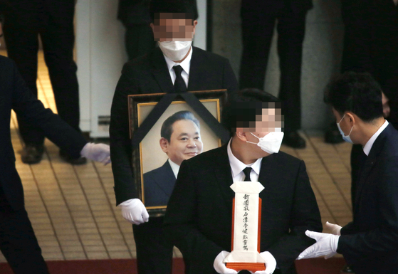 A picture of Samsung Electronics Chairman Lee Kun-hee is shown at the funeral service in Samsung Medical Center in southern Seoul on Wednesday. [YONHAP]