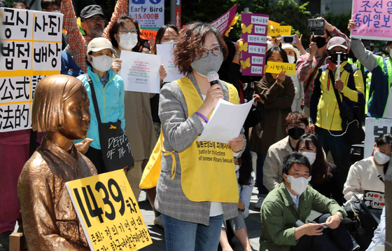 Lee Na-young, head of the Korean Council for Justice and Remembrance for the Issues of Military Sexual Slavery by Japan, speaks at a weekly Wednesday rally calling to resolve the comfort women issue in front of the old Japanese Embassy in central Seoul. [KIM SANG-SEON] 