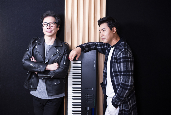 Band 015B member Jang Ho-il, left, and singer Lee Jang-woo. [KWON HYUK-JAE]